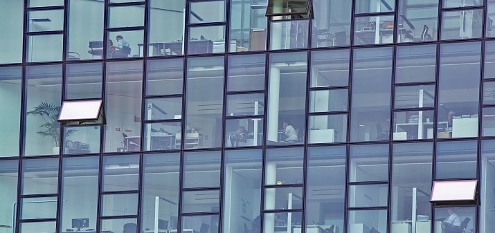Fensterfront von Bürogebäude - Gebäudereinigung Hamburg