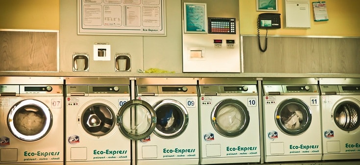 Wäsche waschen in Waschmaschine von Putzfrau Hamburg-Dulsberg
